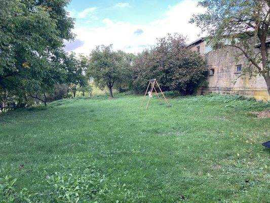 das schöne Grundstück hinter dem Haus