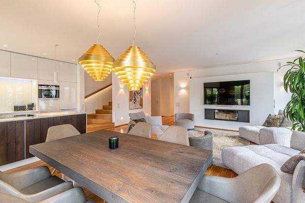 Wohn- und Essbereich mit Einbaukueche und Kamin