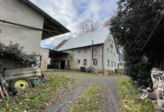 Bauernhaus mit angrenzender Scheune und Carport