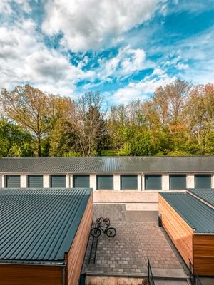 Blick auf die Garagen und Carports