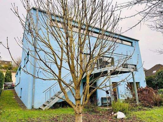Ansicht hinten mit Balkon und Terrasse