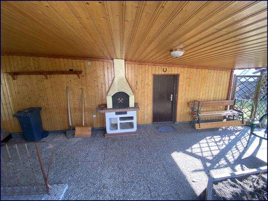 überdachter Freisitz mit Grillmöglichkeit