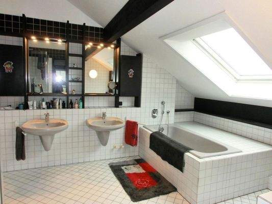 Bad 1 von 4 + Gäste WC