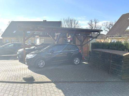 Carport und Stellplatz