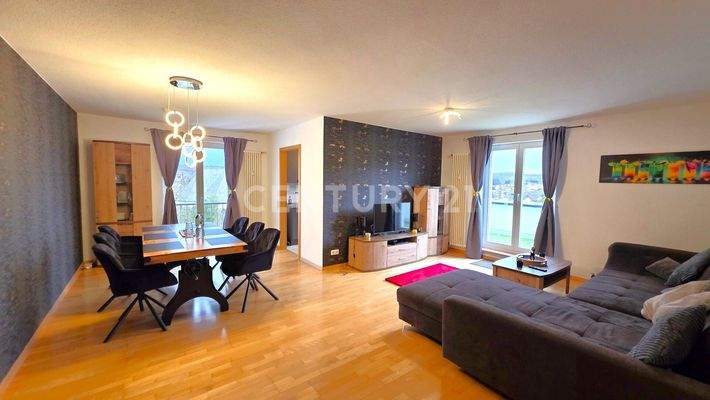 Blick in den großen offenen Wohn-Esszimmerbereich