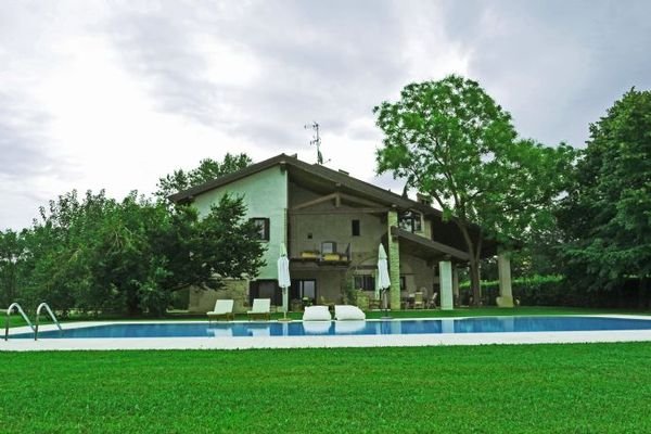 Pool mit Haus 