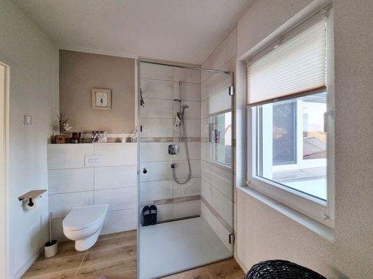 OG Bad mit Badewanne und Dusch