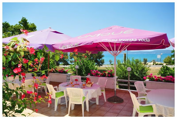 EG: Terrasse, Restaurant