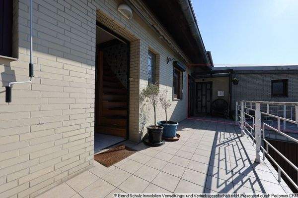 12 Laubengang Hausrückseite - Nachbarswohnung rot markiert