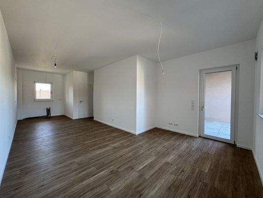 Wohn-Esszimmer mit Küchenbereich