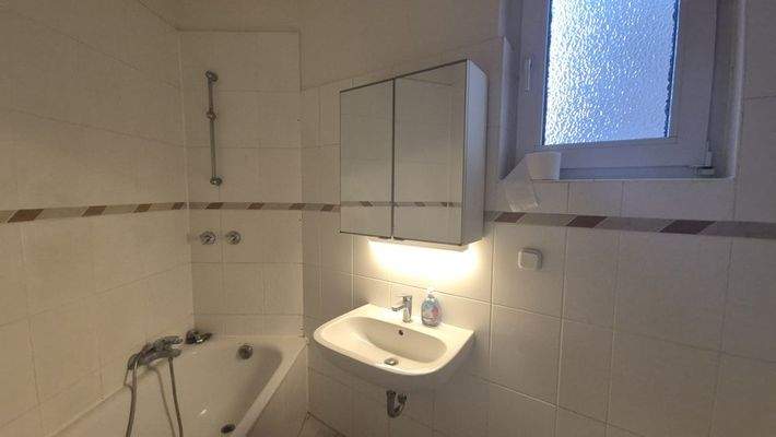 mit Außenfenster, Badewanne und Duschstange