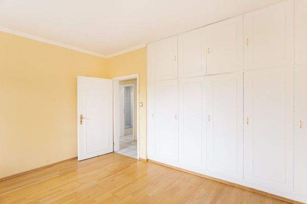 Schlafzimmer mit Einbauschrank