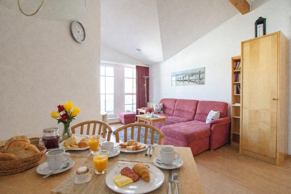 Gemütliches Frühstück im modernen Apartment