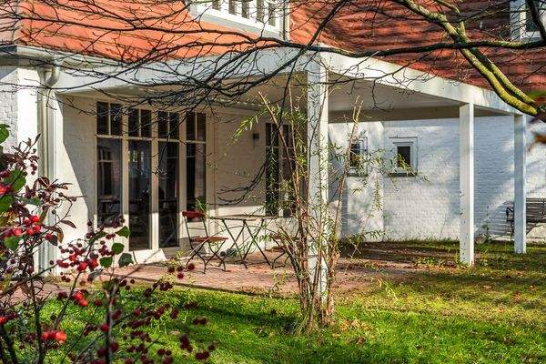 Überdachte Terrasse mit Zugang zum Wohnbereich