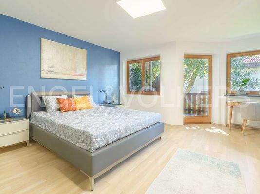 Schlafzimmer mit Balkon im Obergeschoss