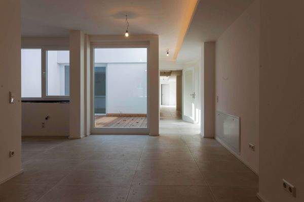 Blick zum Atrium und Flur