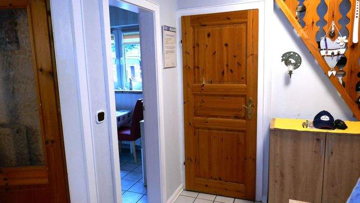 Küche / Tür zum Keller