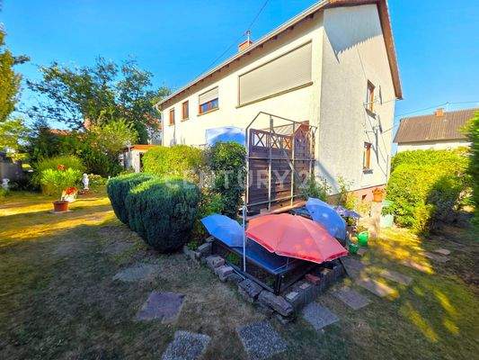 Ansicht der rechten Hausseite hinter dem Haus