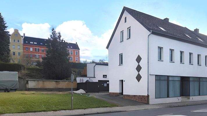 Straßenansicht Wohnhaus und Grundstückszufahrt