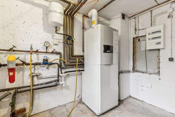 Heizungsanlage und Hausanschlussraum 