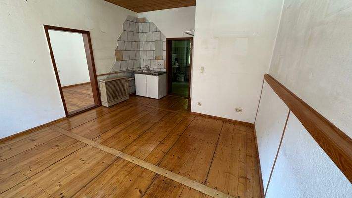 Wohnzimmer mit kleiner Küchenzeile.jpg