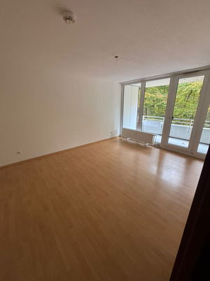 Wohnzimmer mit Balkon