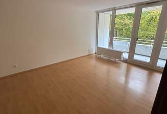 Wohnzimmer mit Balkon