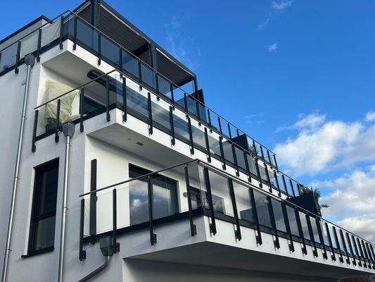 Hausansicht mit Balkon