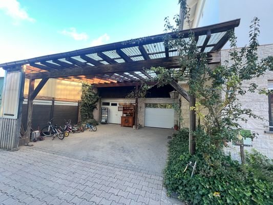 Doppel-Carport mit zwei Garagen