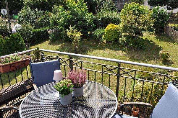 Blick vom Balkon in den Garten