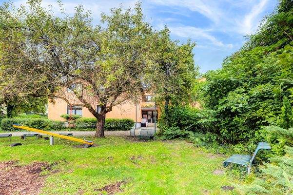 Vor dem Haus viel...