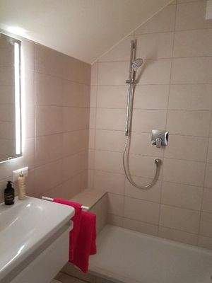 Bad mit Dusche-Glasabtrennung