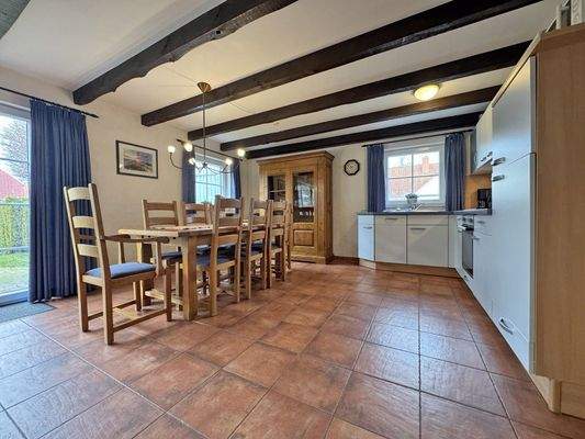 großzügiger Ess- und Küchenbereich im Erdgeschoss