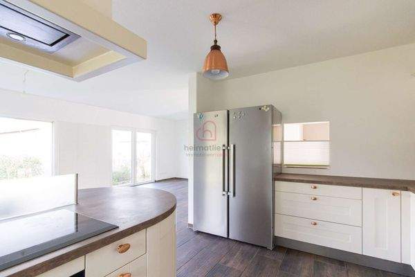 Küche mit grosser Arbeitsplatte und Plazt für Kühlschrank