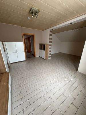 Helles Wohnzimmer mit Fliesen