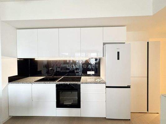 Küche mit großem Kühlschrank