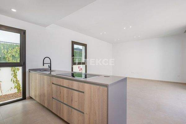 Detached Contemporary Villas near the Beach in Los Alcázares