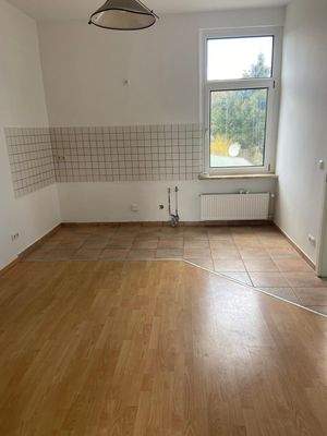 Wohnzimmer mit offenem Küchenbereich