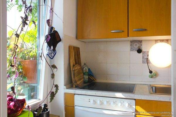 Kompakte Küche mit Platz für alle notwendigen Geräte inkl. Waschmaschine