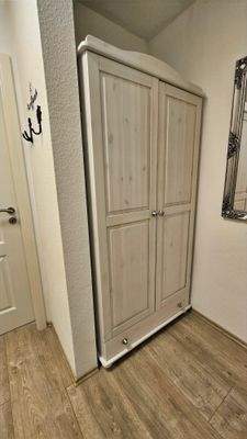 Garderobenecke: Kleiderschrank