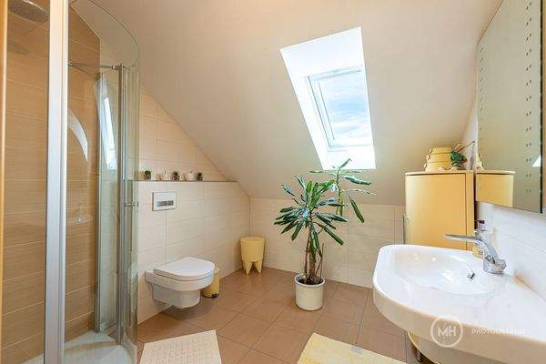 Badezimmer im Dachgeschoss 