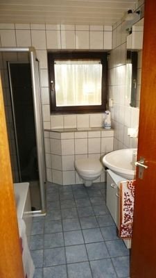 Bad mit Dusche und Wanne