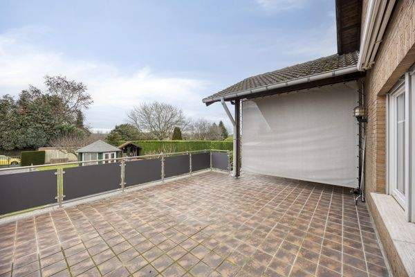 Terrasse ohne Überdachung am Wohnzimmer