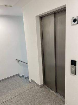 Aufzug und Treppenhaus