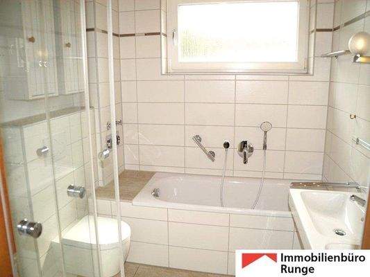 Bad mit Wanne und Dusche.jpg