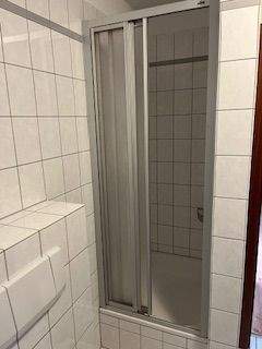 Badezimmer mit Wanne und Dusche