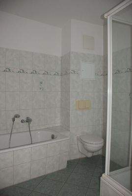 Bad mit Badewanne + Dusche