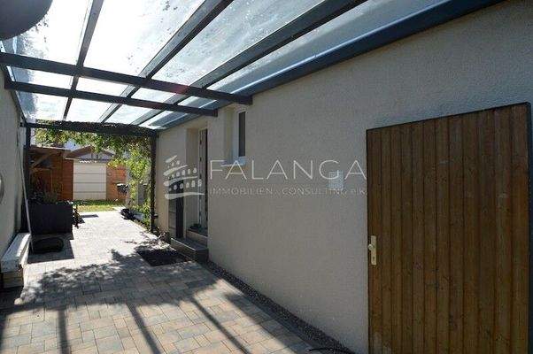 Überdachter Hofeingang mit Zugang zum Garten