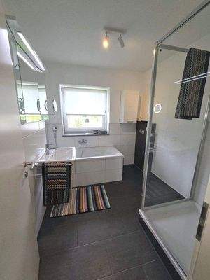 Bad mit Wanne und Dusche