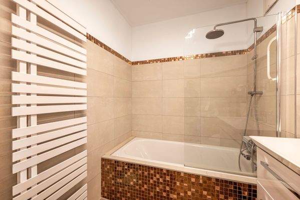 Duschwanne und Handtuchheizung